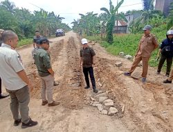 Bupati Romi Tinjau Perbaikan Jalan Sukadana–Teluk Batang, Target Rampung 2026